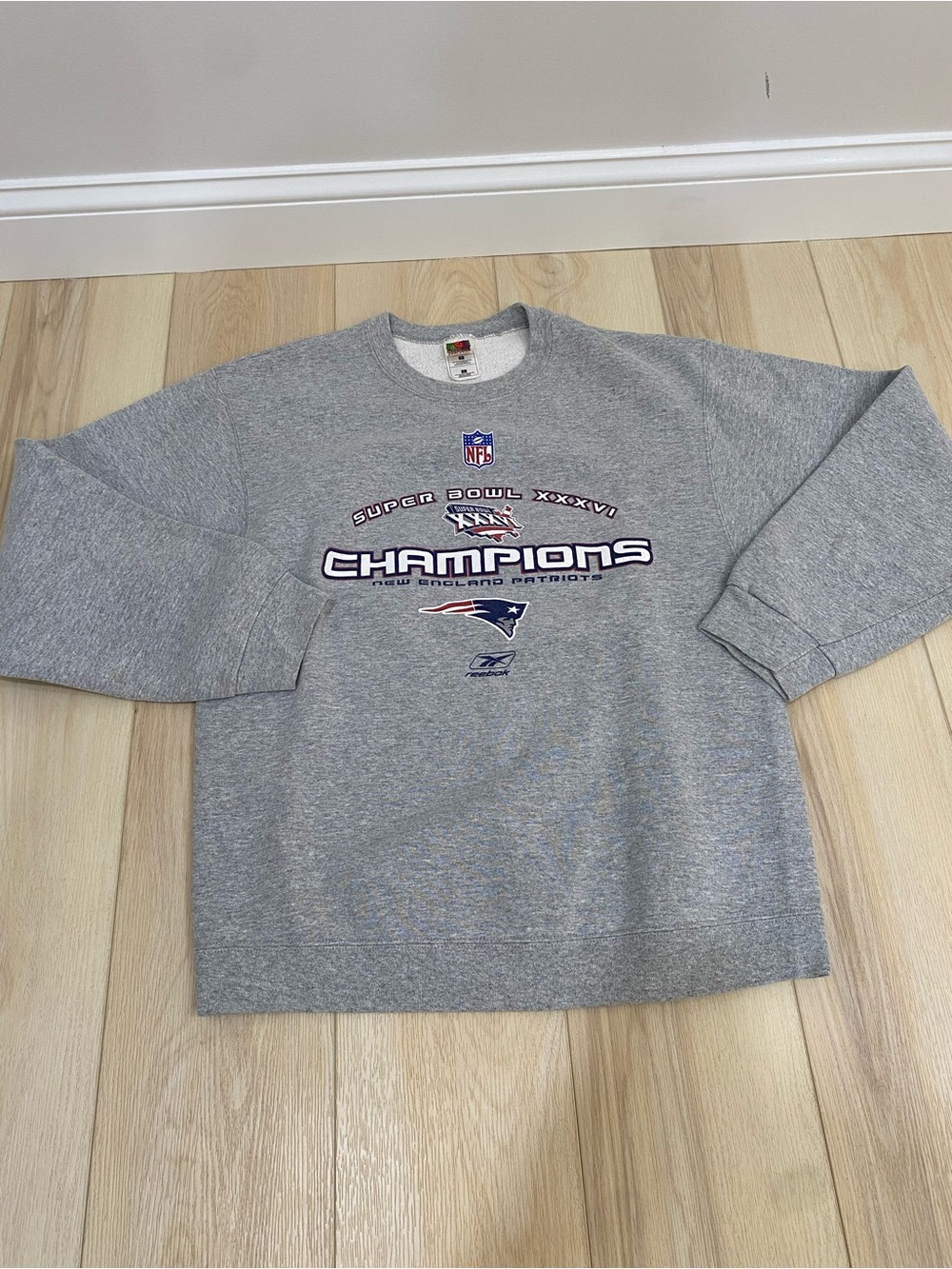 Gray Crewneck Sweatshirt Fruit of the Loom Large Super Bowl XXXVI Patriots
